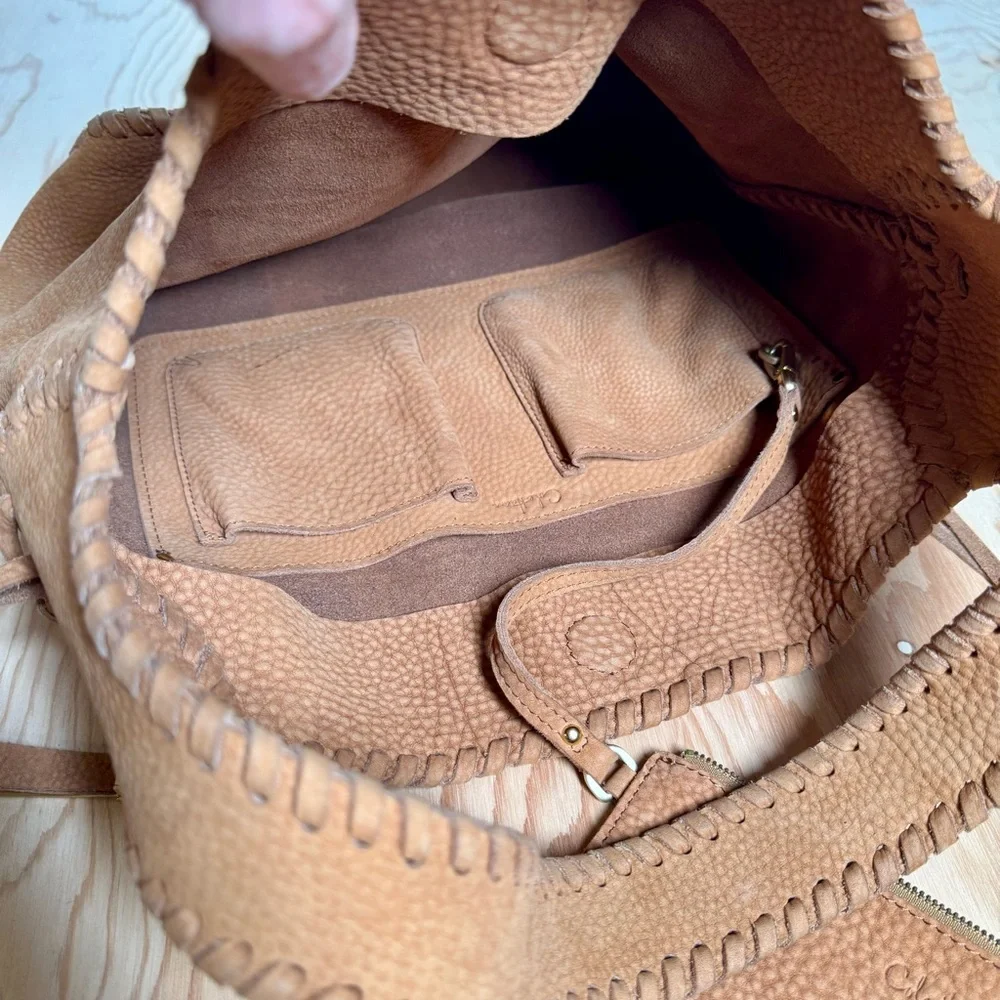 Cᴏʟᴇ Hᴀᴀɴ Rᴀʟᴇɪɢʜ Wʜɪᴘsᴛɪᴛᴄʜᴇᴅ Hᴏʙᴏ Bᴀɢ ɪɴ Cᴏɢɴᴀᴄ - Picture 13 of 16